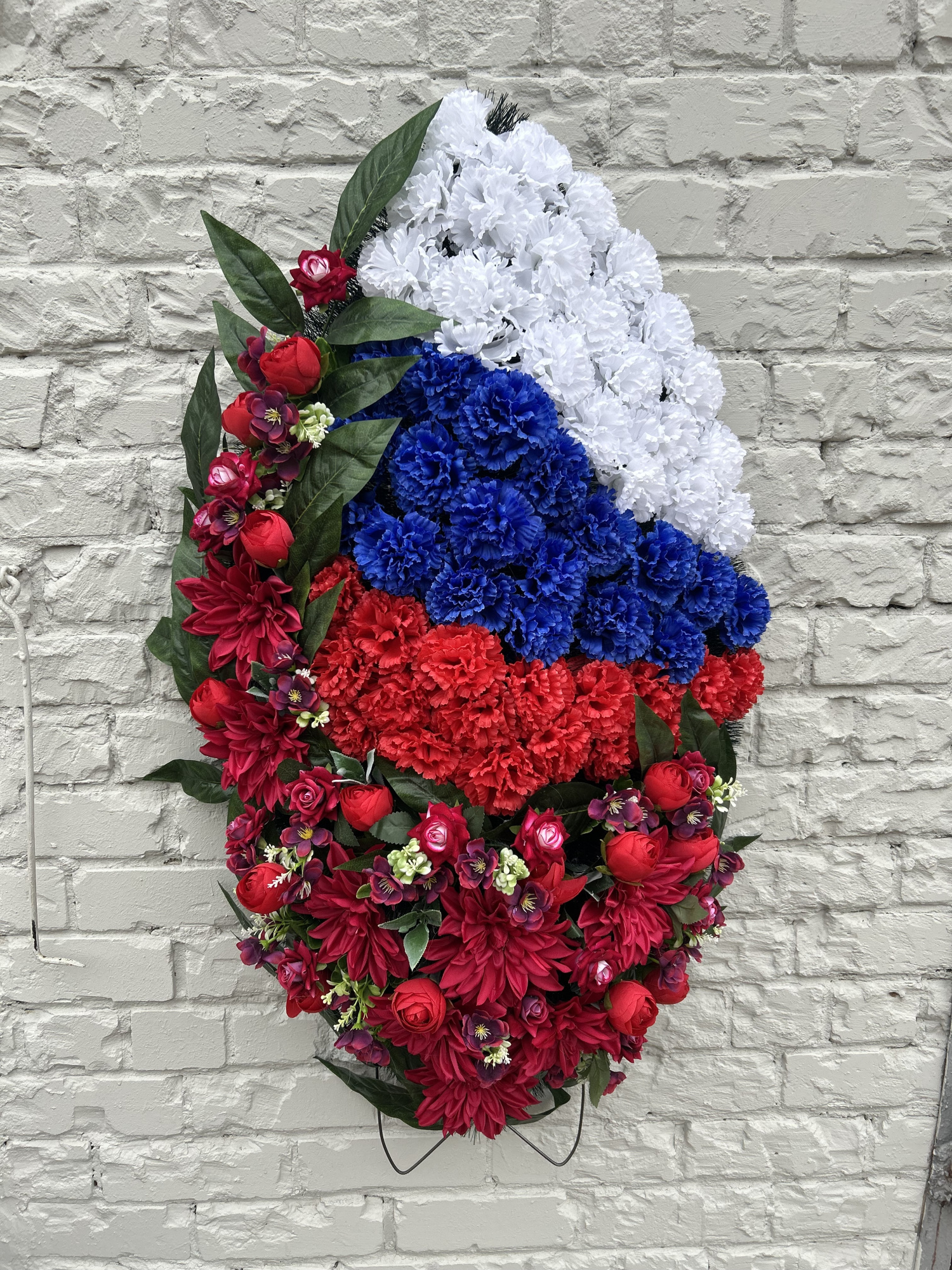 Венок Ритуальный "Триколор" красный (В110-44)
